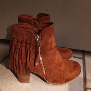 Cognac velvety fringe booties 9
